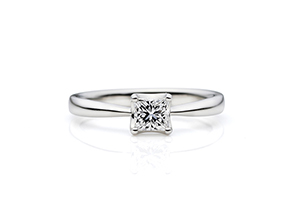 【婚約指輪】おしゃれな大人女子が注目の婚約指輪は四角いカットのダイヤモンド