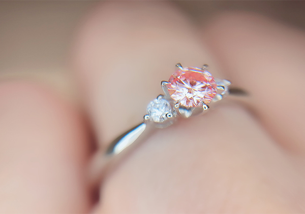 婚約指輪のダイヤモンドは彼女の好きなピンク色で