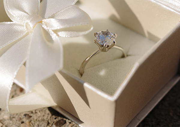 婚約指輪なんと0.3ctのダイヤモンドが付いて98,000円！当日持ち帰りも可能