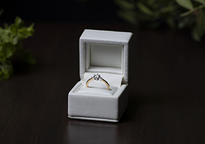 【婚約指輪】ゴールドの婚約指輪をお探しの方に是非おすすめ！